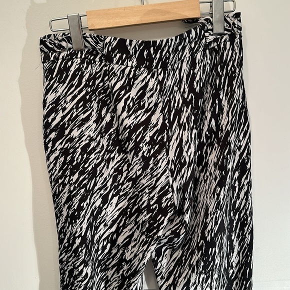 Pants zebra style color white and black tight in the ankle size 2 from dynamite - Picture 5 of 5